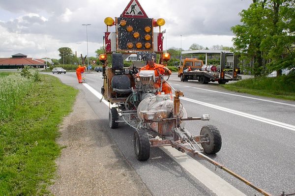 Fast drying road marking paint